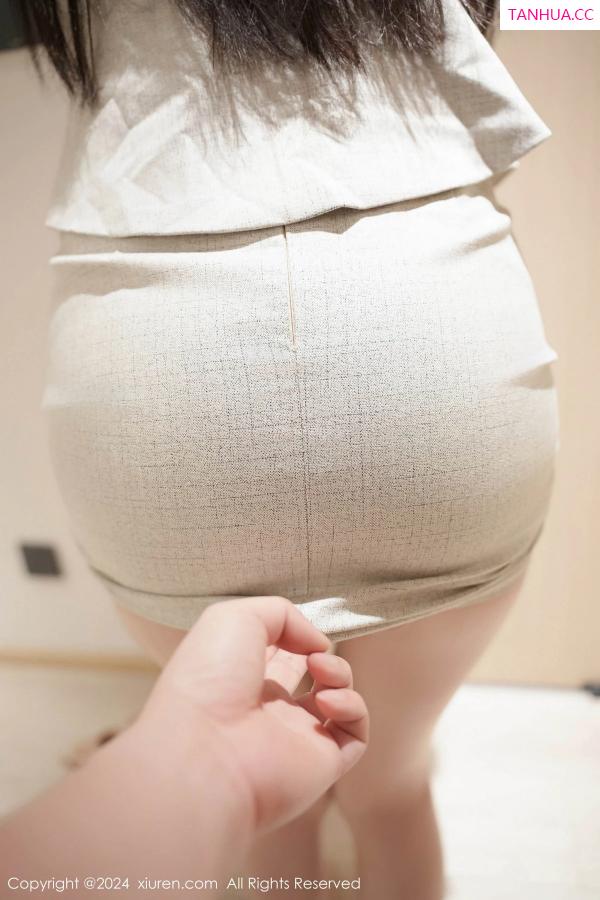   [XiuRen]高清写真图 2024.05.17 No.8557 晚苏susu 丝袜美腿第45张图片